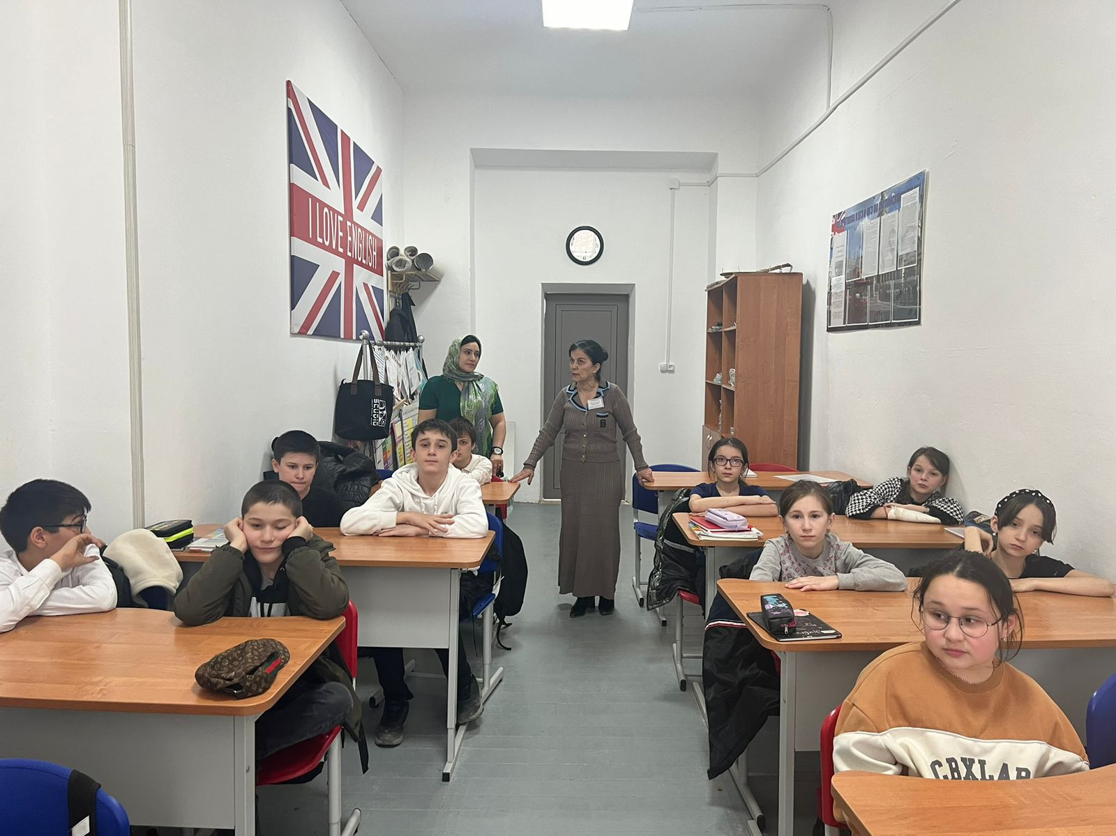 Заведующая отделом семьи Салимат Мусаева и специалист по социальной работе Раисат Муртазалиева провели беседу и тестирование на тему "Конфликт среди детей и пути их решения" в 5 классе СОШ 1 с. Сергокала.